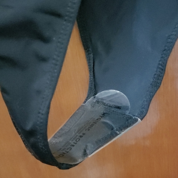 Pretty Little Thing Black Minimal Basic Swimsuit - Picture 4 of 9